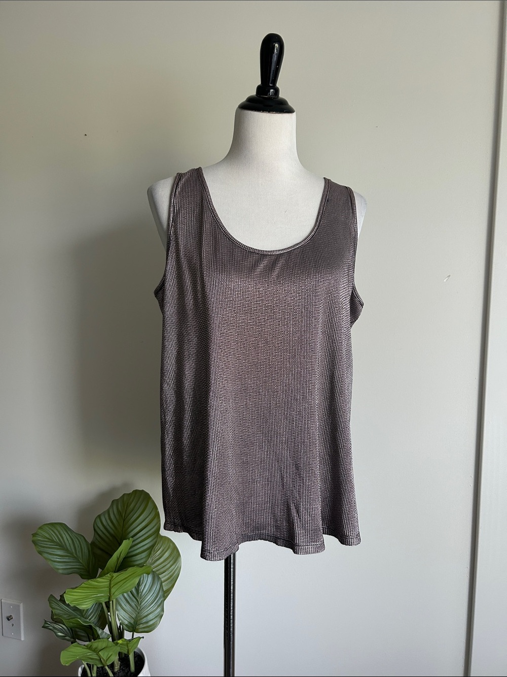 Hue L Sleeveless Scoop Neck Tank Top - bronze metallic with gray lining